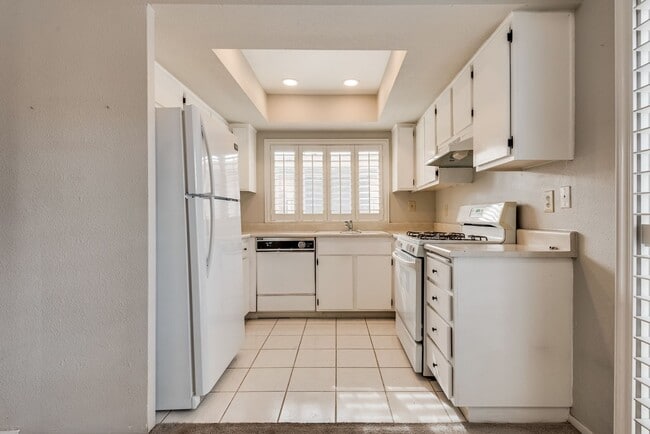 Building Photo - Charming Two-Story Townhome with Private C...