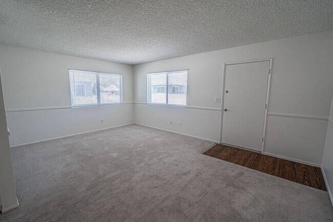 Building Photo - 2 Bedroom Condo for Rent in Saugus!