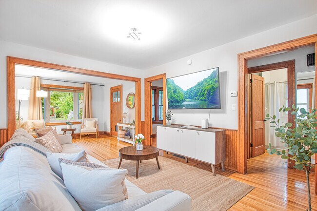 Foto del edificio - Charming 2-Bedroom Main Floor Home in South Minneapolis