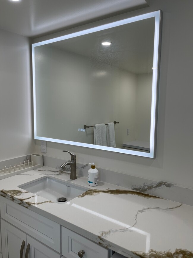 Building Photo - 633 Rocca Ave