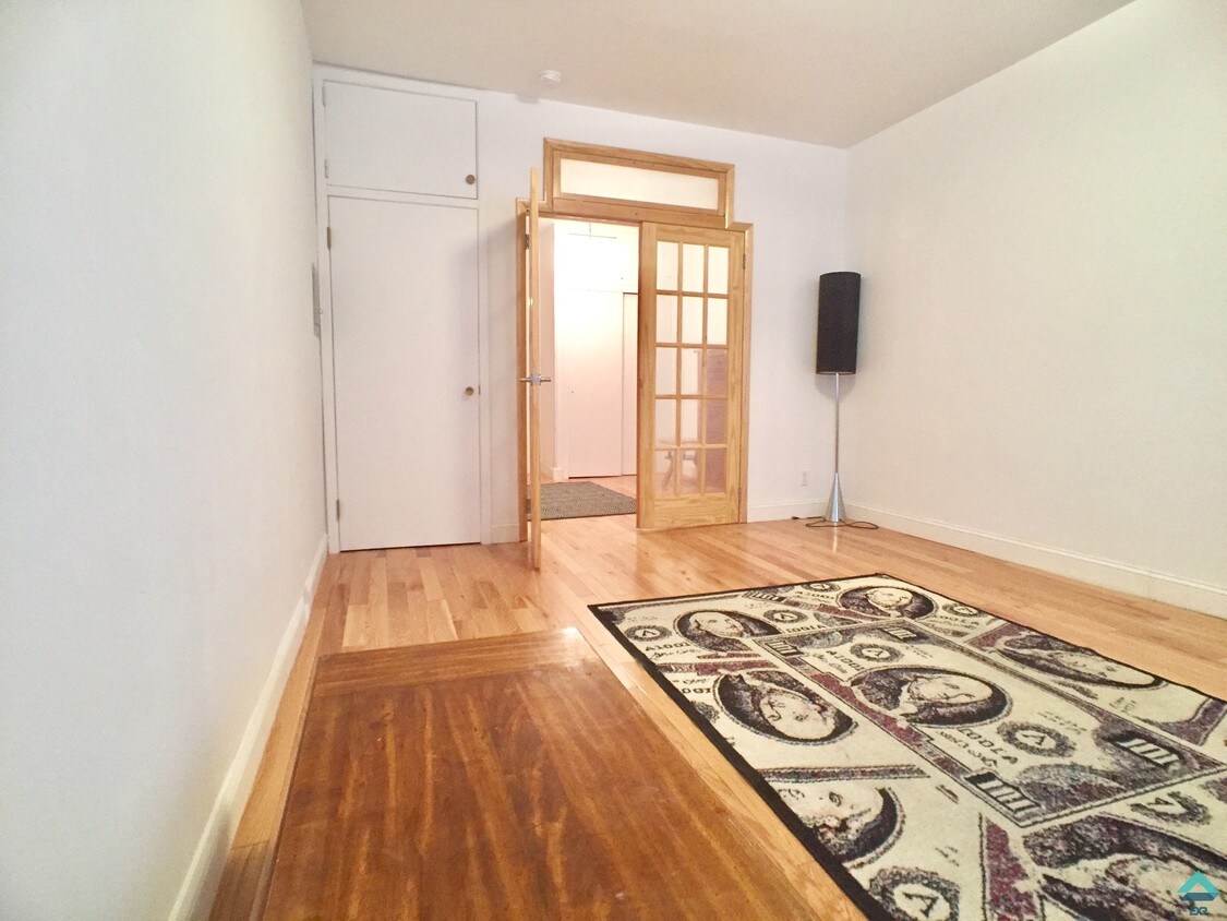 Primary Photo - 203 Kent St