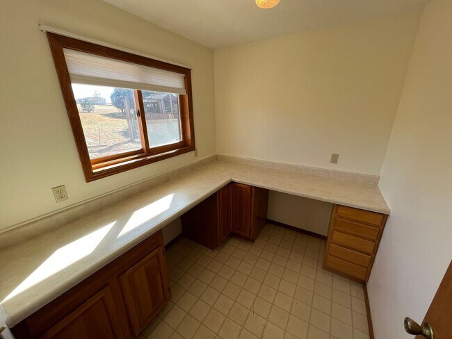 Building Photo - Beautiful Tri-Level on 1/3 Acre!!