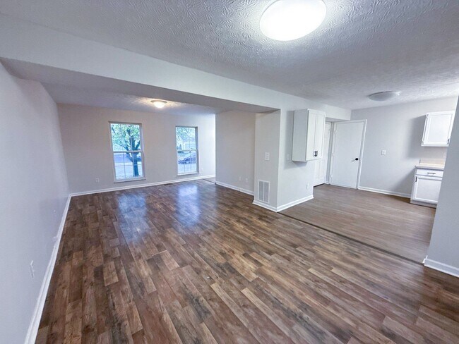 Foto del edificio - Spacious 3-Bed and 1.5 Home w/ Sunroom - B...