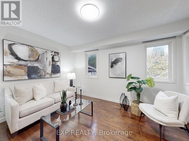 Photo du bâtiment - 98 Lowther Ave