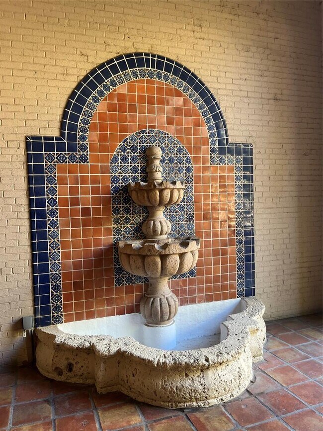 Building Photo - 505 W 7th St