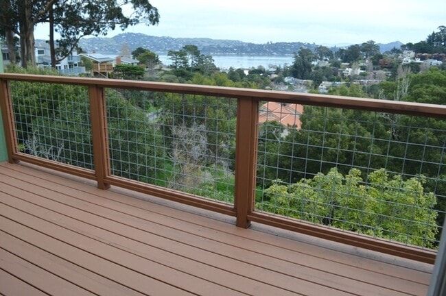Building Photo - Lovely and Large Sausalito Condo with View!