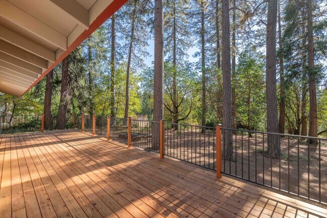 Building Photo - Large 3/2 in Fantastic Neighborhood!