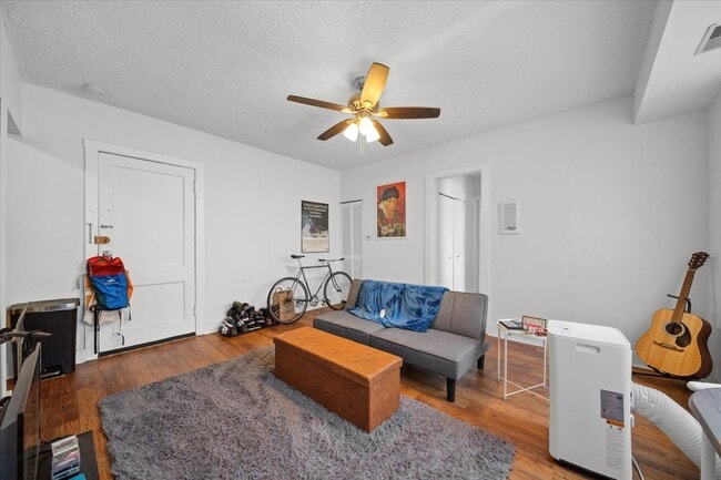 Building Photo - 3727 N Pine Grove Ave