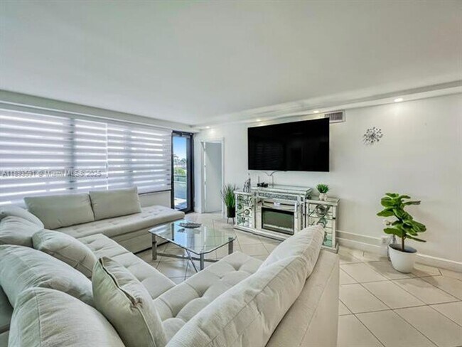 Foto del edificio - 5225 Collins Ave