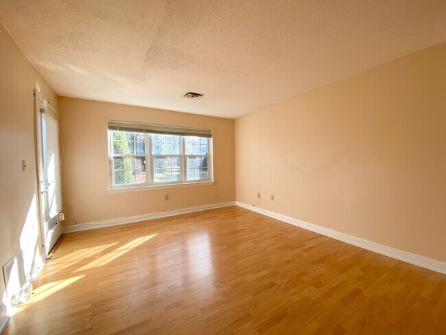 Building Photo - 750 Brookside Dr