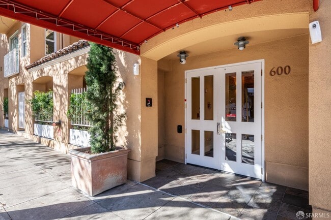 Building Photo - 600 Chestnut St