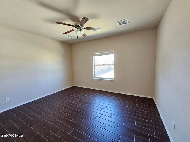 Foto del edificio - 2217 Furtherpoint Dr