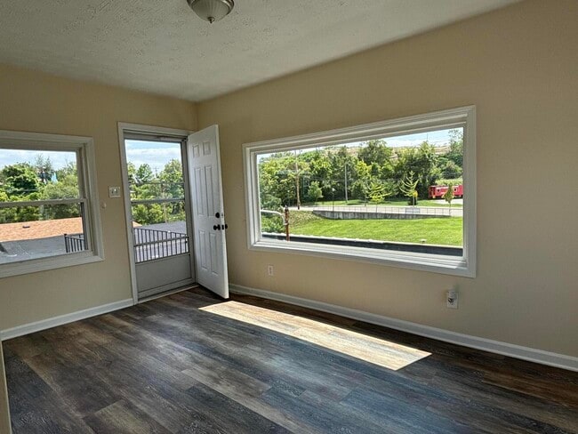 Building Photo - 35 Ash St