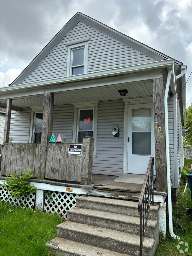Building Photo - 707 W 18th St