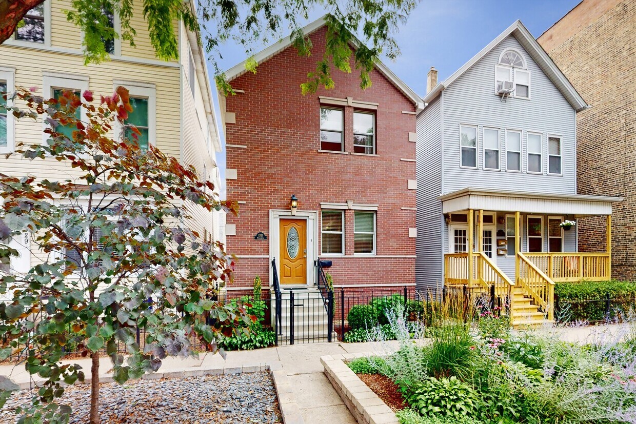 Primary Photo - 1331 W Wellington Ave