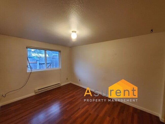 Building Photo - Charming 4-Plex 2 Bedroom 1 Bathroom Unit Available Soon!