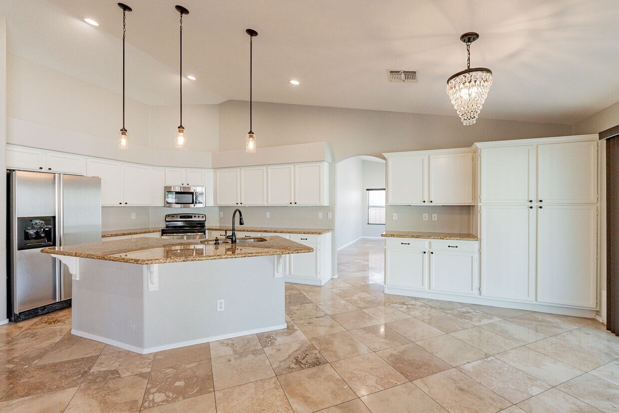 Primary Photo - Bright & Beautiful 3bd 2ba + 3 Car Garage ...