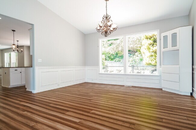 Foto del edificio - Echo Falls Executive Retreat | Hot Tub | Detached Office | Landscaping Included- AVAILABLE NOW FO...