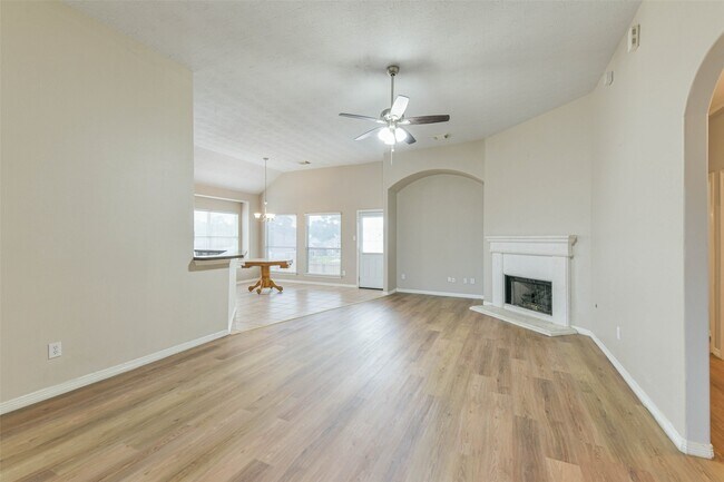 Foto del edificio - 2212 Highland Crossing Dr