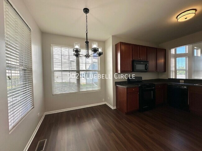 Foto del edificio - 902 Bluebell Cir