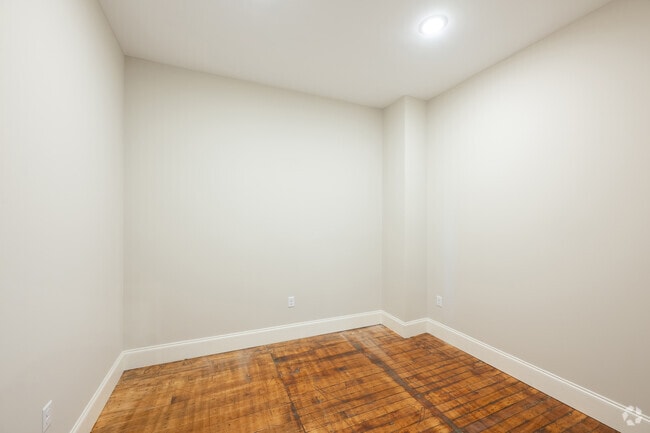 2BR, 1BA - 1,045SF - King Philip Lofts