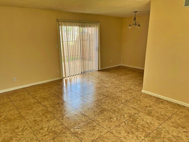 Building Photo - 910 S Acorn Ave