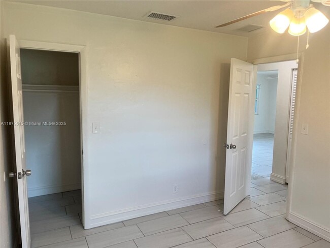 Building Photo - 4531 SW 32nd Ave