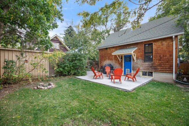 Foto del edificio - Fully Furnished Home Two Blocks from Main ...