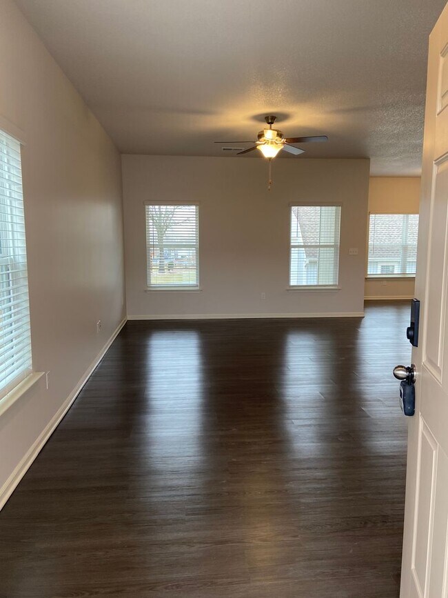 Building Photo - NOW PRELEASING! Charming Three-Bedroom, Two-and-a-Half-Bath Home in Spring Hill