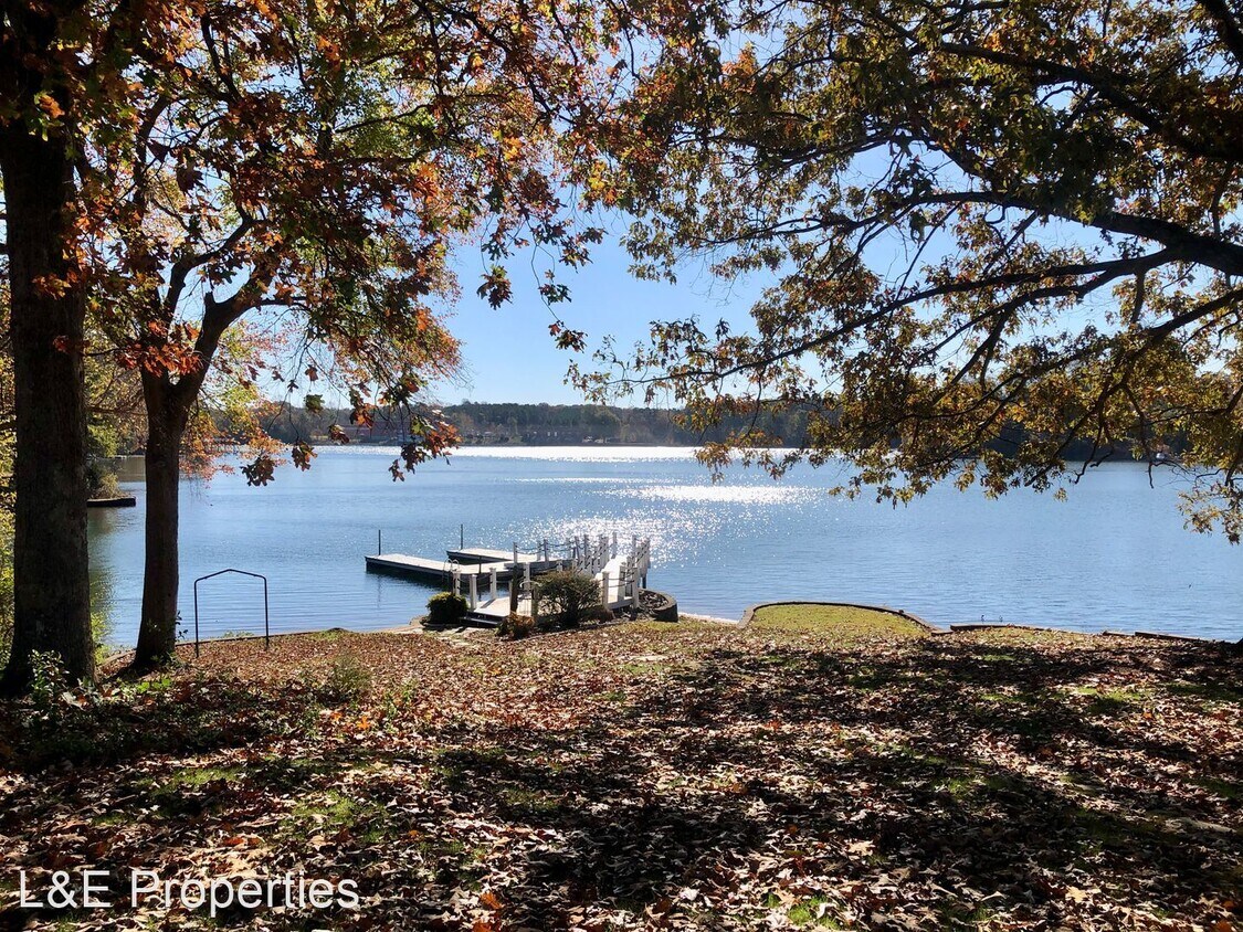 Primary Photo - 3 br, 2 bath House - 411 Horseshoe Dr.