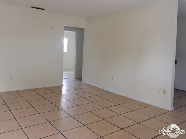 Building Photo - 2525 Royal Palm Ave