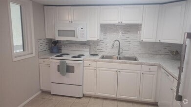Building Photo - 588 Fairways Ln