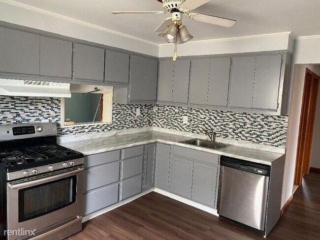 Building Photo - 4 br, 2 bath House - 573 Bridgewater Ave