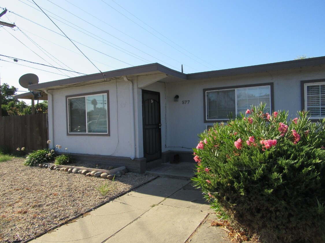 Primary Photo - Centrally Located 2 Bed/1 Bath Duplex in L...