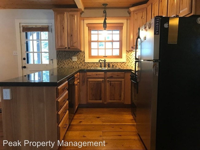 Building Photo - 2 br, 1 bath House - 421 Whiterock Ave. #2