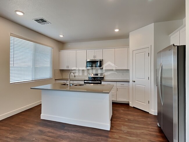 Foto del edificio - 17122 Puget Ave