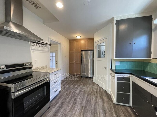 Building Photo - 266 E 6th Ave