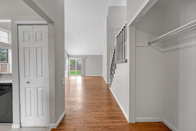 Building Photo - $2,595.00, 3 bedroom + loft, 3 bath, locat...