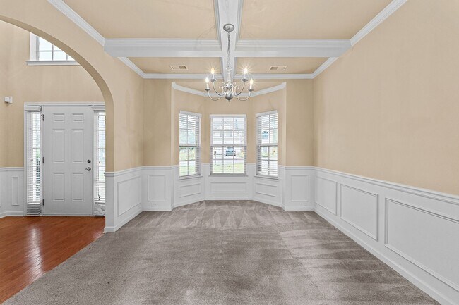 Building Photo - 2203 Grandview - Close to Gate 1 of Fort G...
