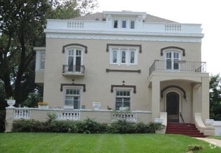 Building Photo - Clarisa Properties