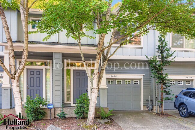 Foto del edificio - Beautiful Townhome with an Attached Garage...