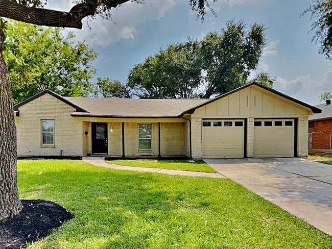 Building Photo - 701 Inwood Dr
