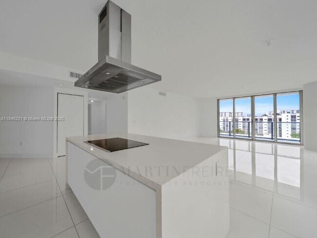 Foto del edificio - 300 Sunny Isles Blvd