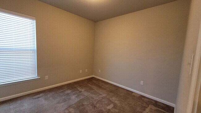 Foto del edificio - 3 bedroom for lease off Germany Rd