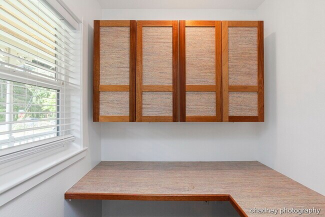 Home Office - 483 SW Lakeshore Dr