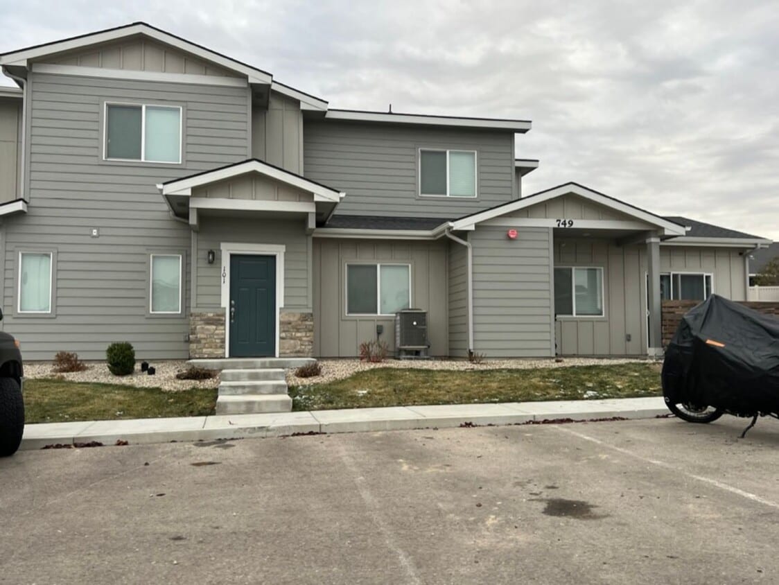 Primary Photo - Sunbeam Townhomes Kuna