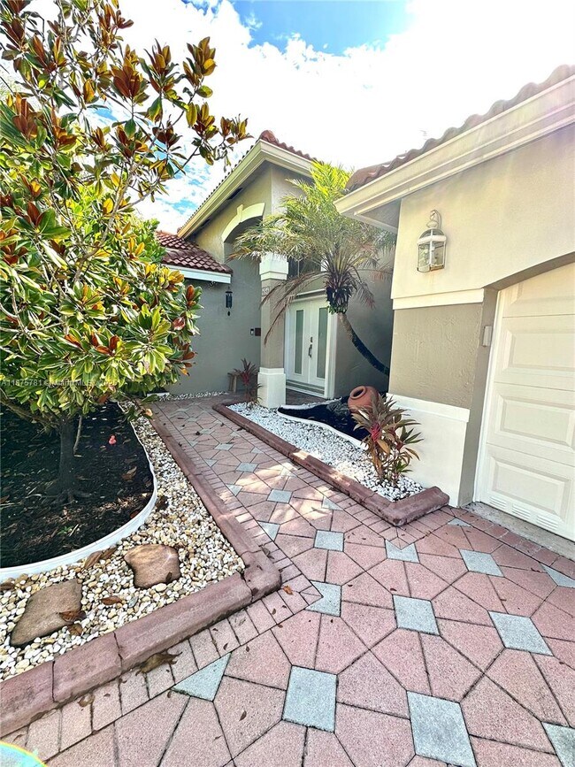 Building Photo - 656 Verona Pl