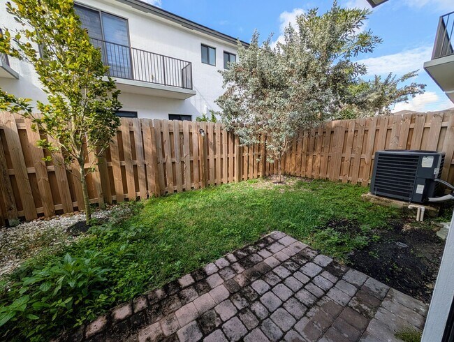 Building Photo - Spacious 3 Bedroom / 3.5 Bathroom Townhome for Rent – Miami