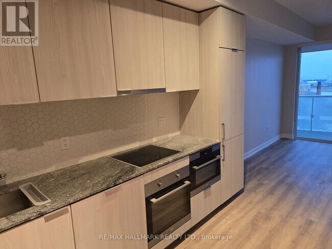 Building Photo - 15 Queens Quay E