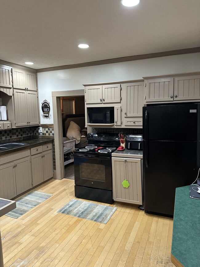 Kitchen - 907 Sheridan St